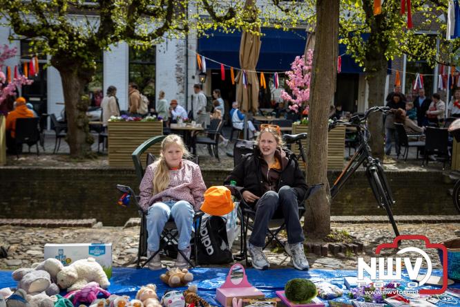Volle terrassen, bruisende kleedjesmarkt en sportieve Wallenloop: Elburg leeft tijdens koningsdag! - &copy; NWVFoto.nl